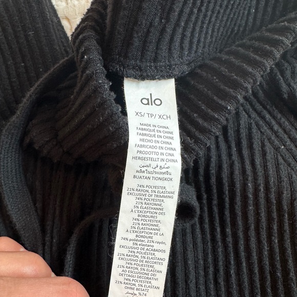 ALO Yoga Muse Sweatpants in Black - Picture 6 of 7